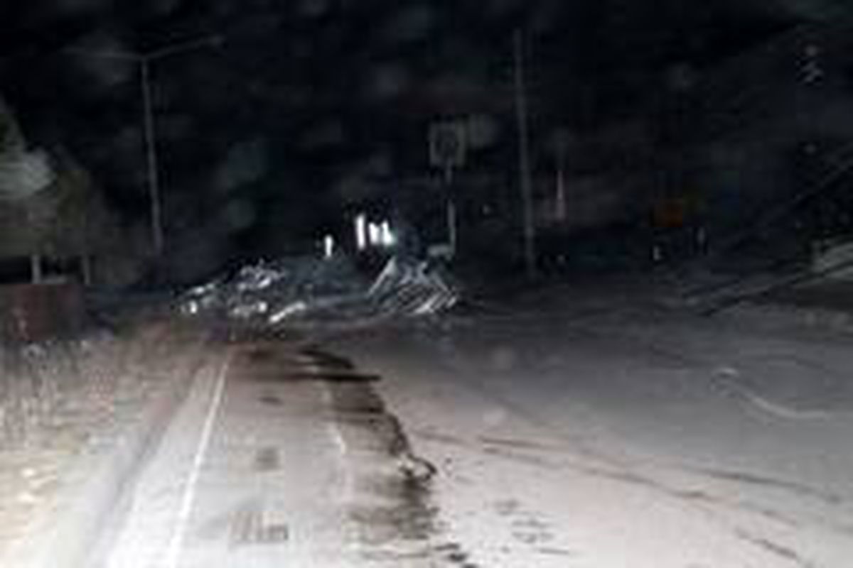 Niğde\'de çatı uçtu, elektrik telleri koptu