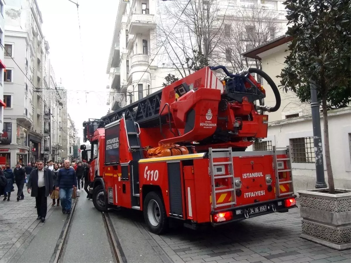 (Özel) İstiklal Caddesinde cami çatısına çıkan kedi itfaiyecilere zor anlar yaşattı