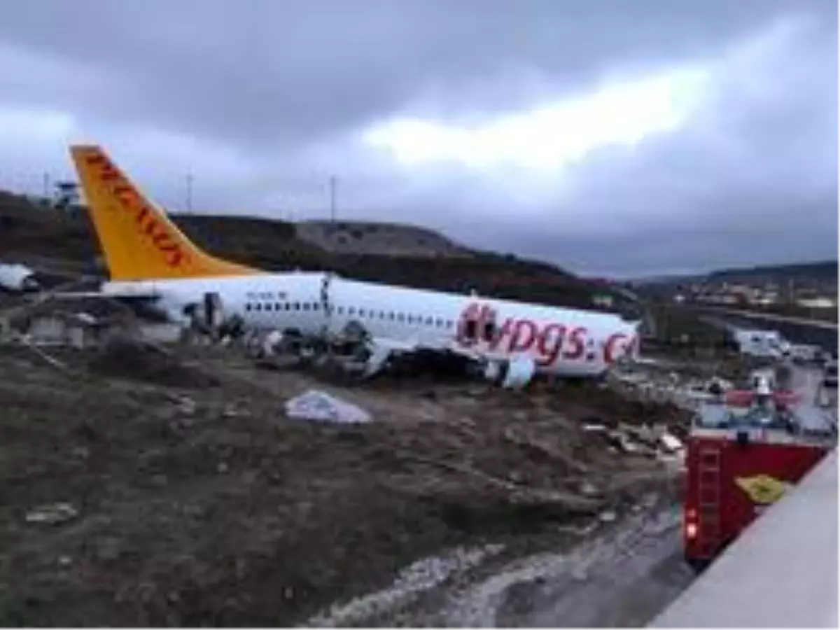 Pistten çıkan uçağın enkazı günün ilk ışıklarıyla görüntülendi