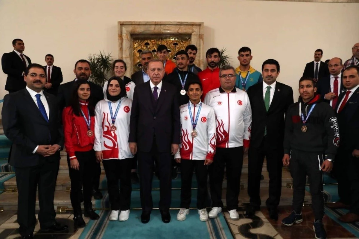 Şampiyonlar Cumhurbaşkanı Erdoğan\'la buluştu
