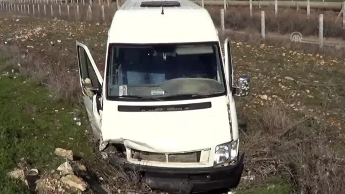 Şanlıurfa\'da minibüs ile otomobil çarpıştı: 5 yaralı