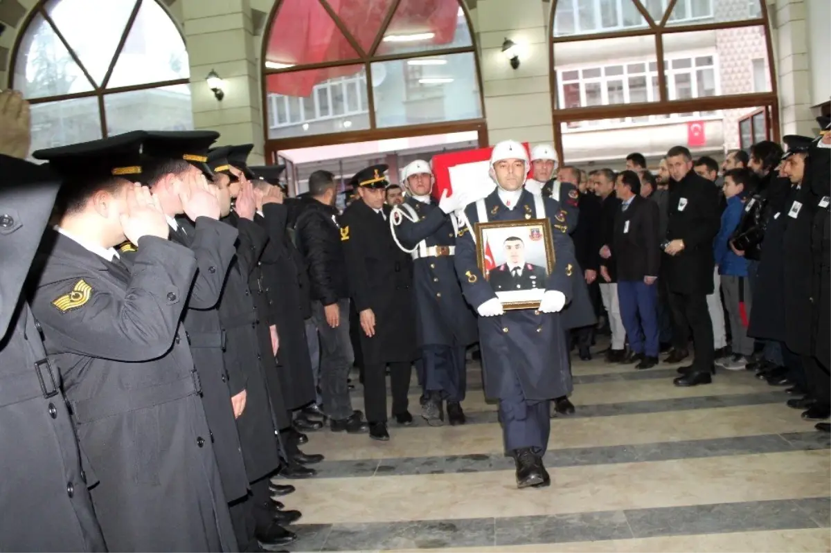 Şehit Ufuk Deniz\'i binlerce kişi uğurladı