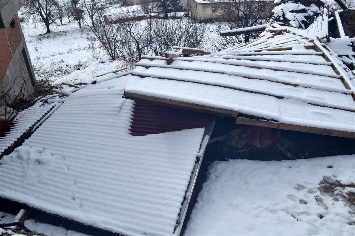 Simav\'da fırtına nedeniyle bir binanın çatısı uçtu