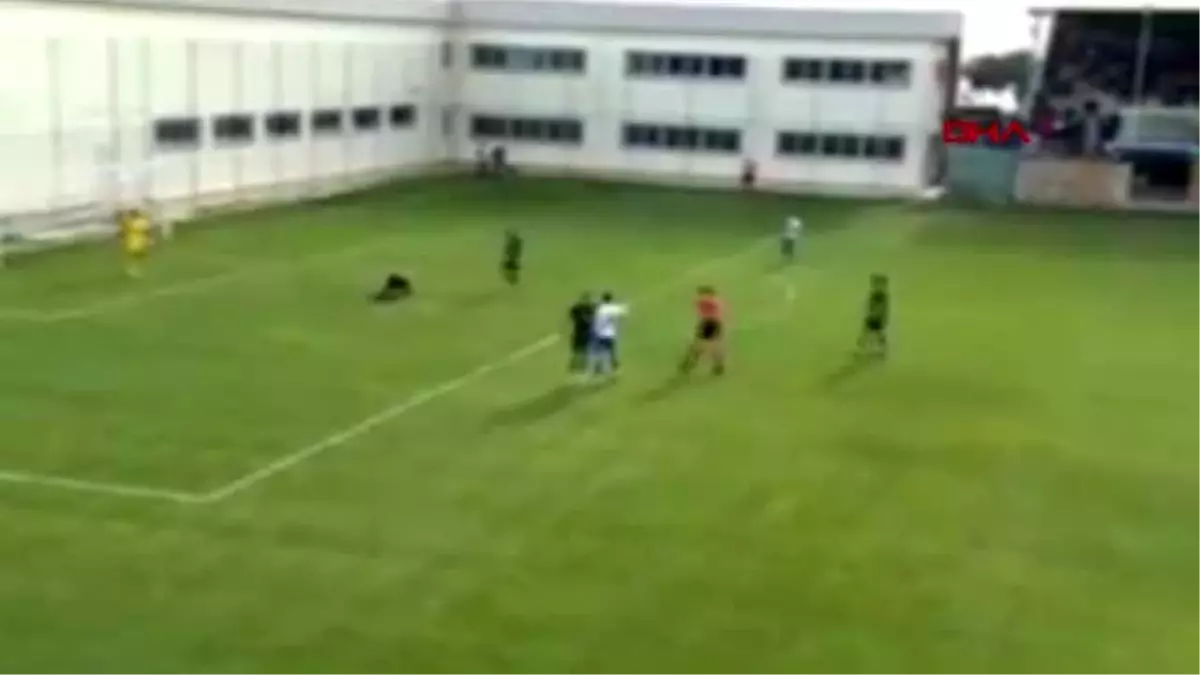 Spor gole giderken rakibi sakatlanınca topu taca atan örnek futbolcuya forma