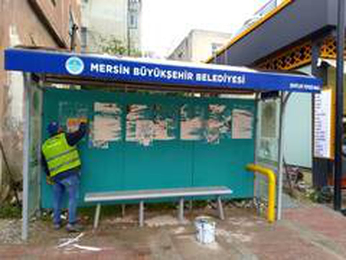 Tarsus\'taki otobüs durakları bakımdan geçiriliyor