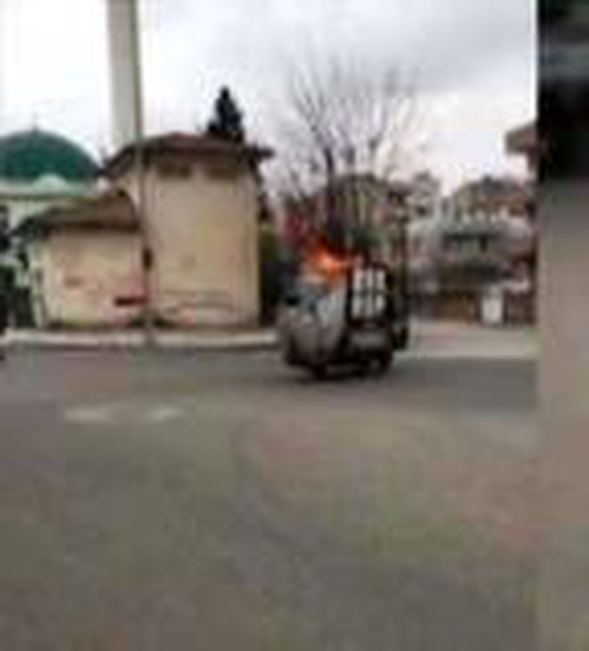 Topladığı atıklar seyir halinde alev aldı, fark etmedi