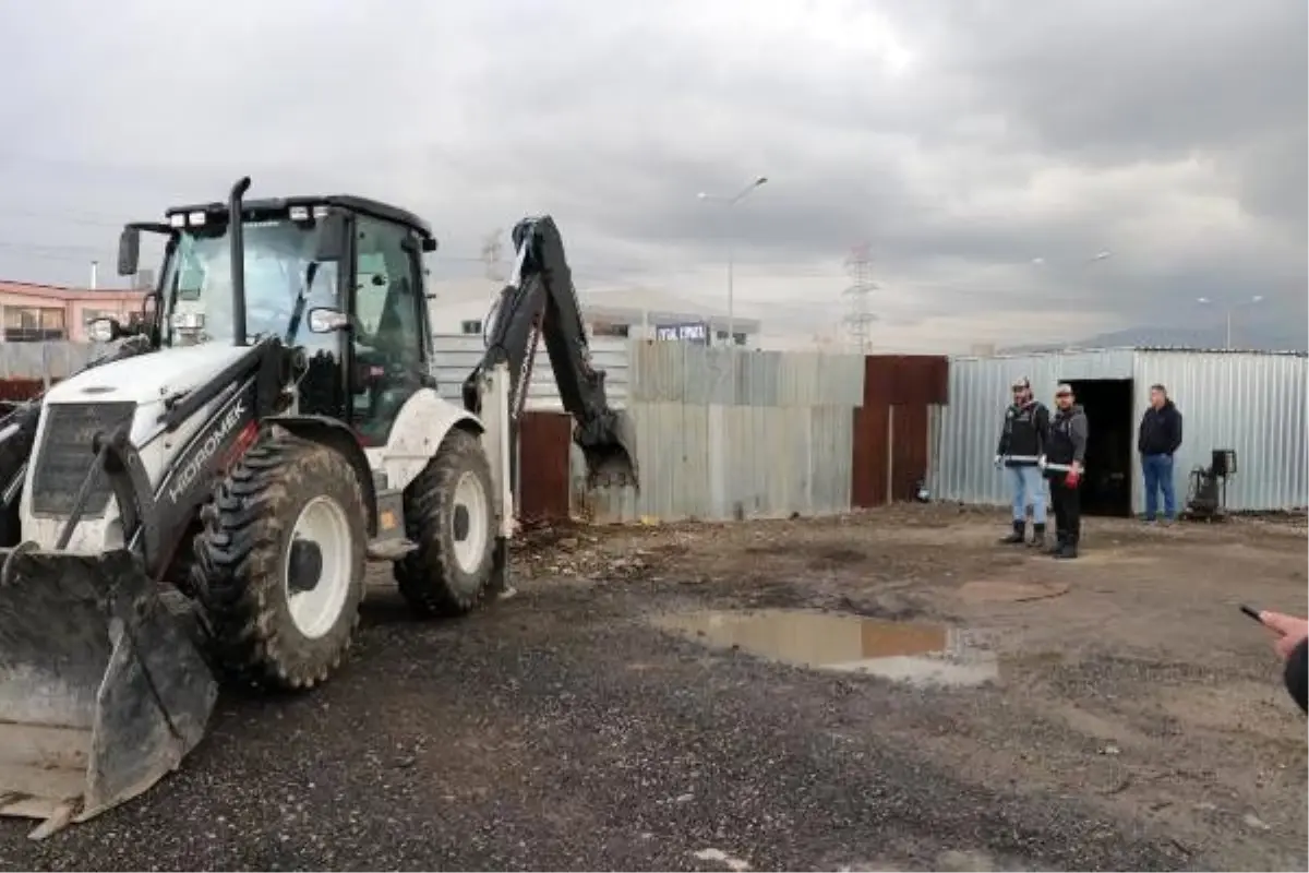 Toprağa gömülü 3 bin litre kaçak akaryakıt ele geçirildi