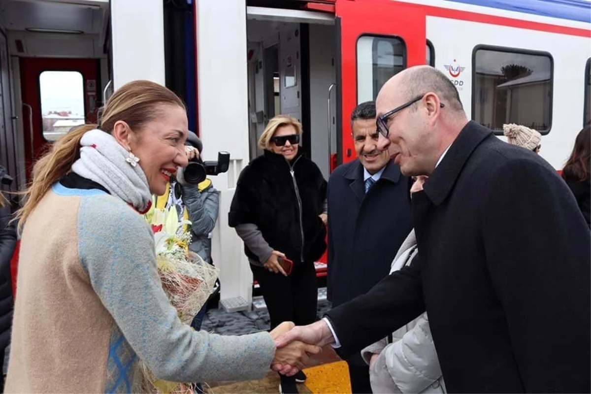 Turistik Doğu Ekspresiyle seyahate çıkan bakanın eşi Erzincan\'da mola verdi