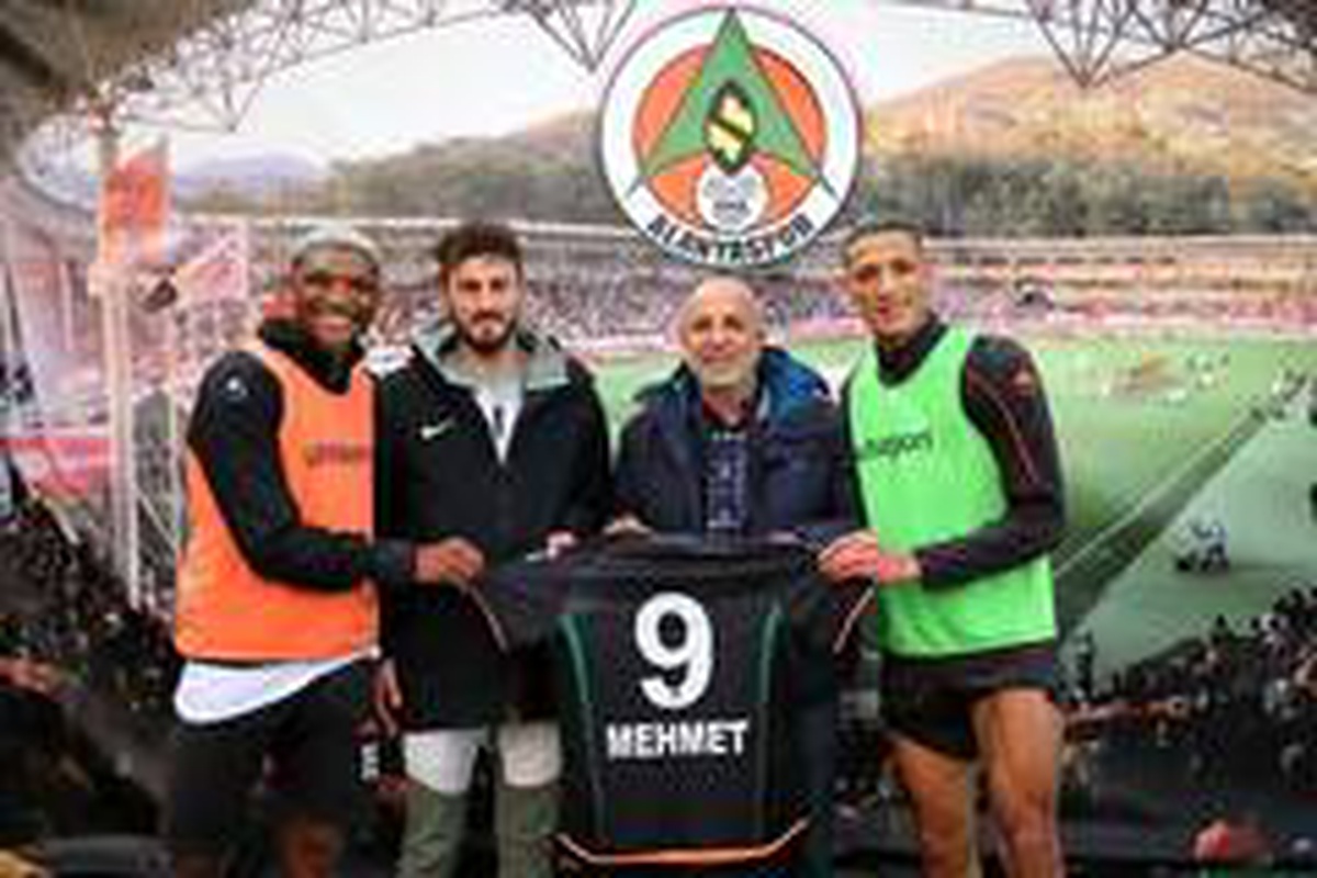Türkiye\'nin konuştuğu Mehmet, Alanyaspor\'u ziyaret etti