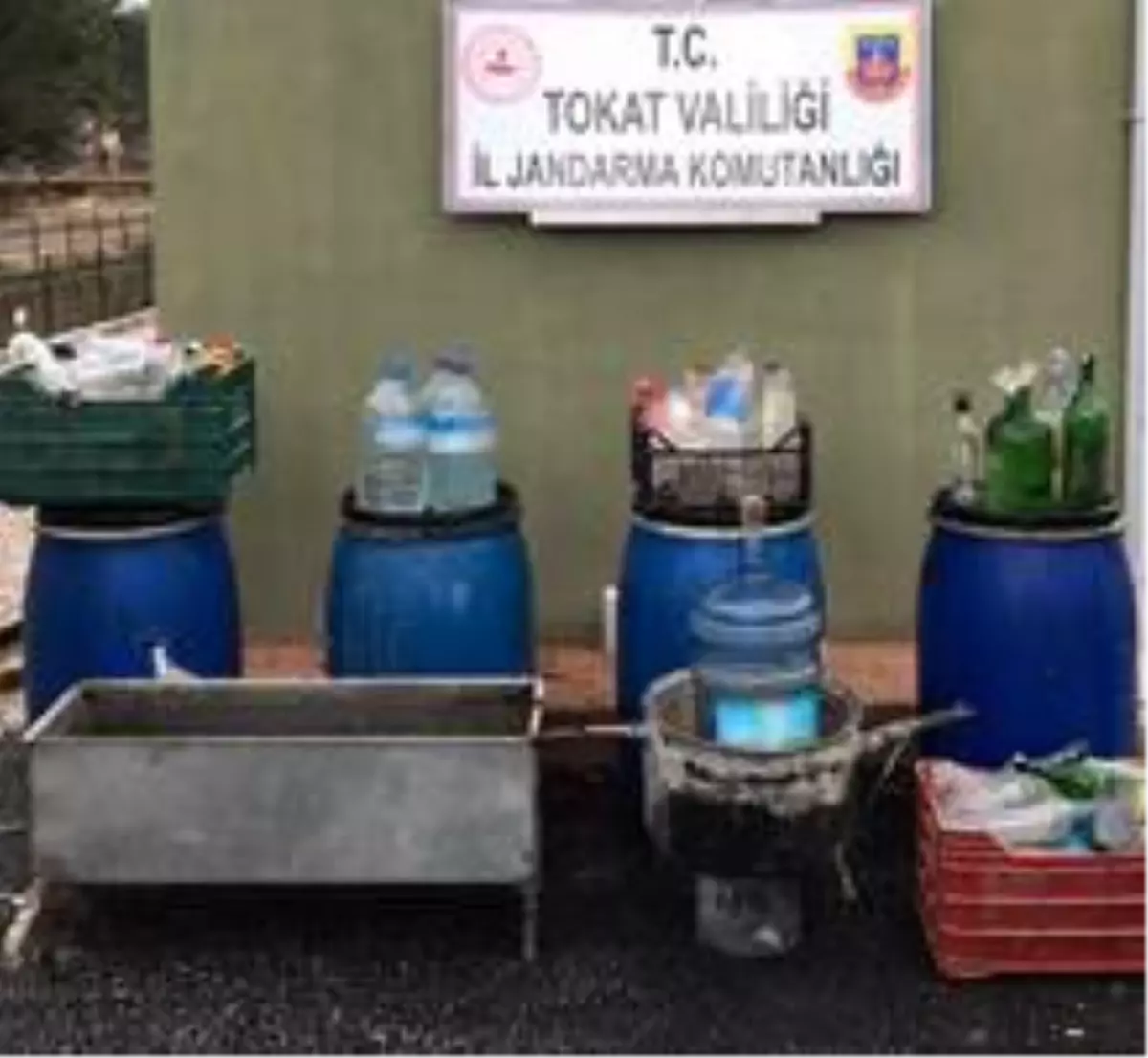 Ürettiği 825 litre sahte içkiyi satamadan yakalandı