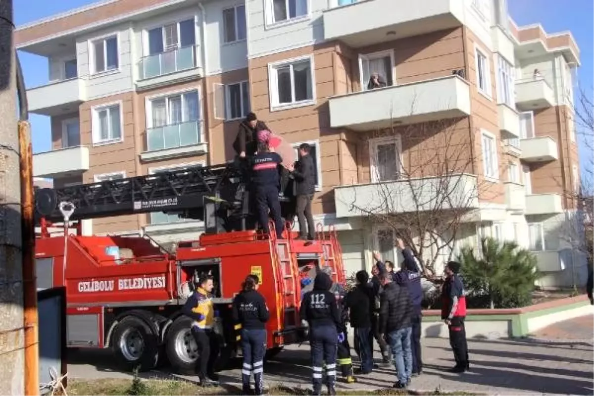 4 katlı apartmanda yangın; 10 kişi balkonlardan merdivenle kurtarıldı