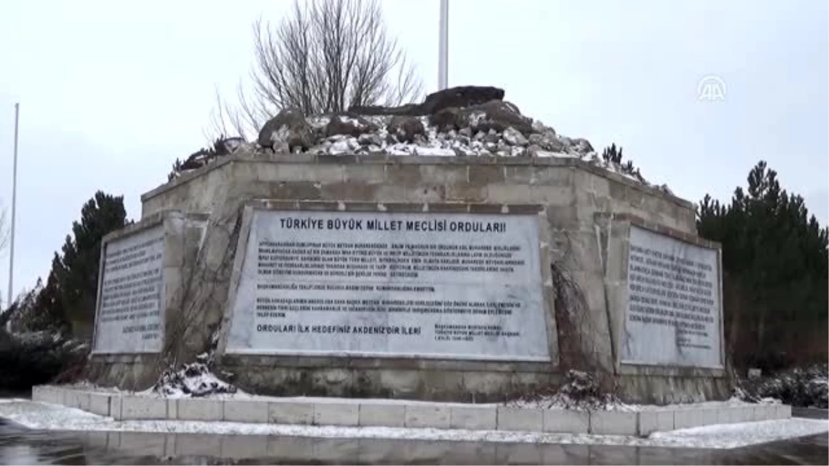 Afyonkarahisar\'da etkili olan lodosta 18 metrelik Atatürk Anıtı yıkıldı
