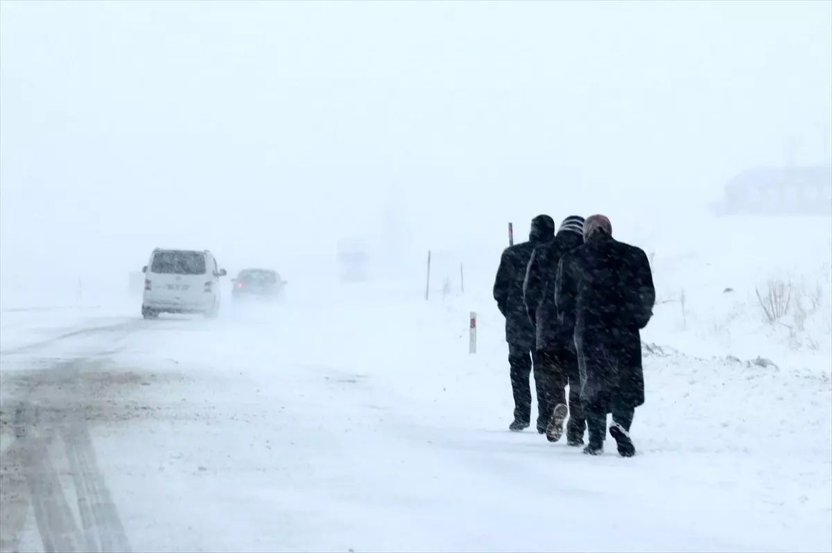 Ağrı\'da kar ve tipi ulaşımı aksatıyor