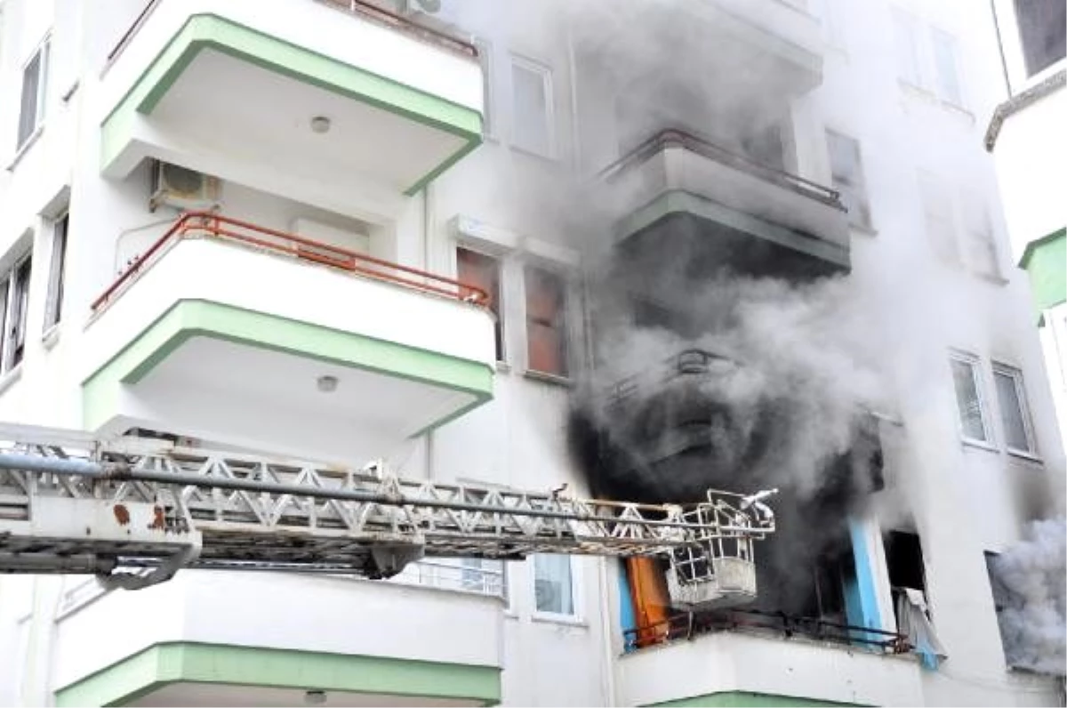 Alanya\'da 2 dairede yangın; ev sahibi, alevler arasından kurtarıldı