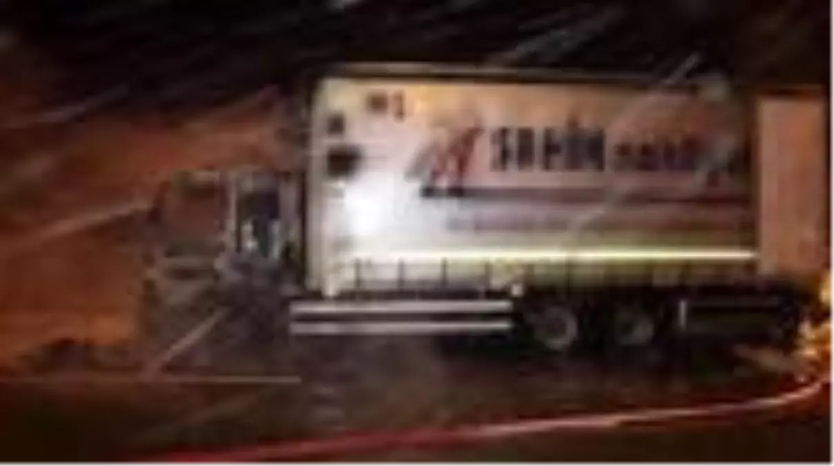 Anadolu Otoyolu\'nda yanan kamyon trafiği aksattı