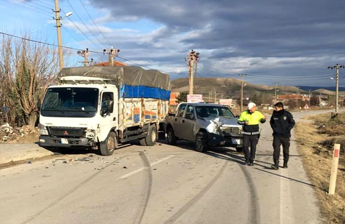 Ankara\'da kamyonetle pikabın çarpışması sonucu 4 kişi yaralandı