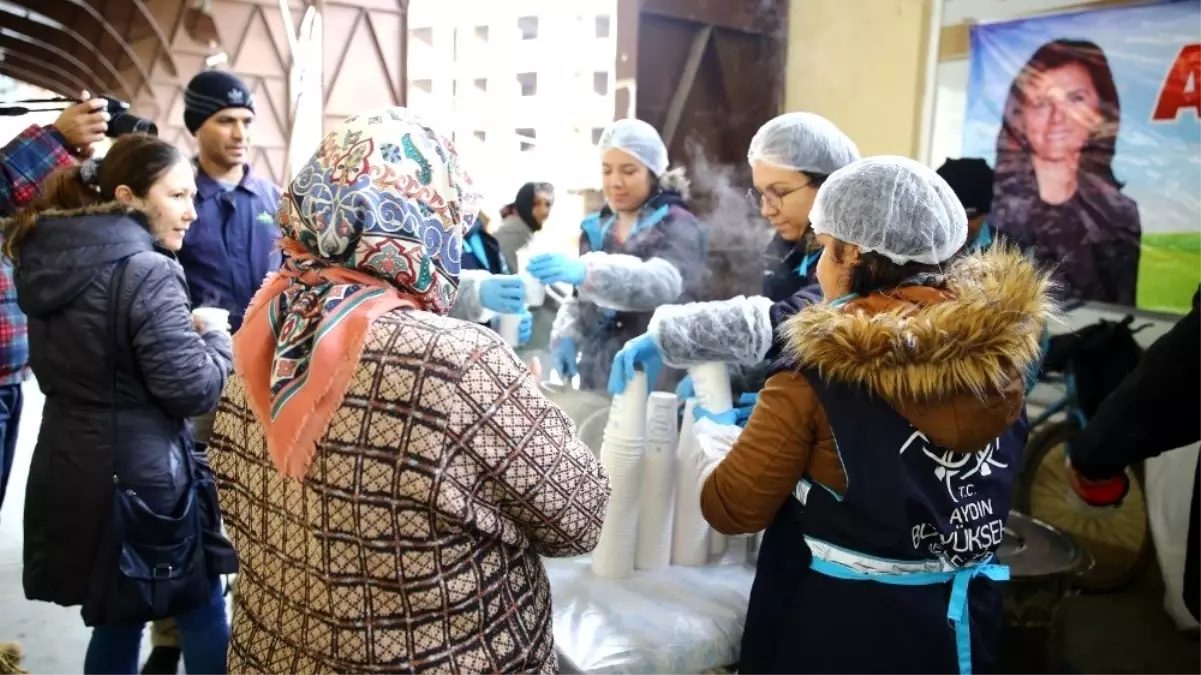 Aydın\'da pazarcı esnafı ve vatandaşlar büyükşehrin çorbasıyla ısınıyor