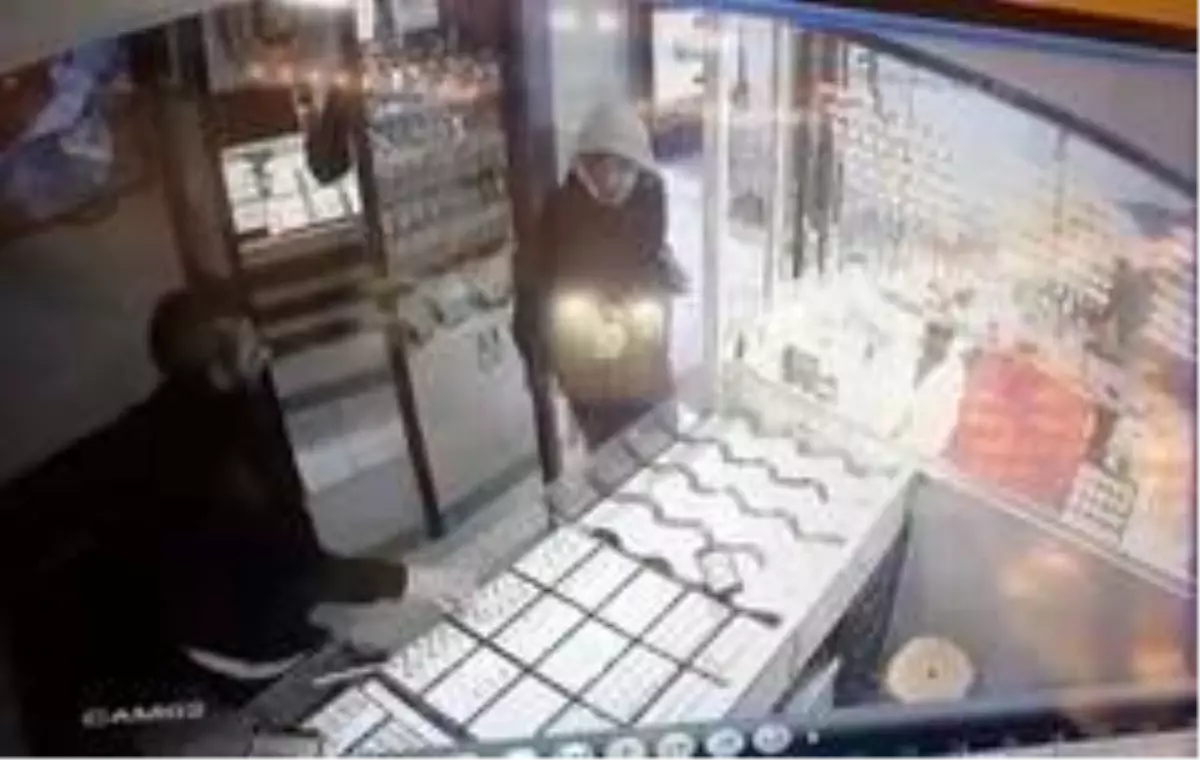 Bahçelievler\'de kuyumcunun bıçaklanma anı kamerada