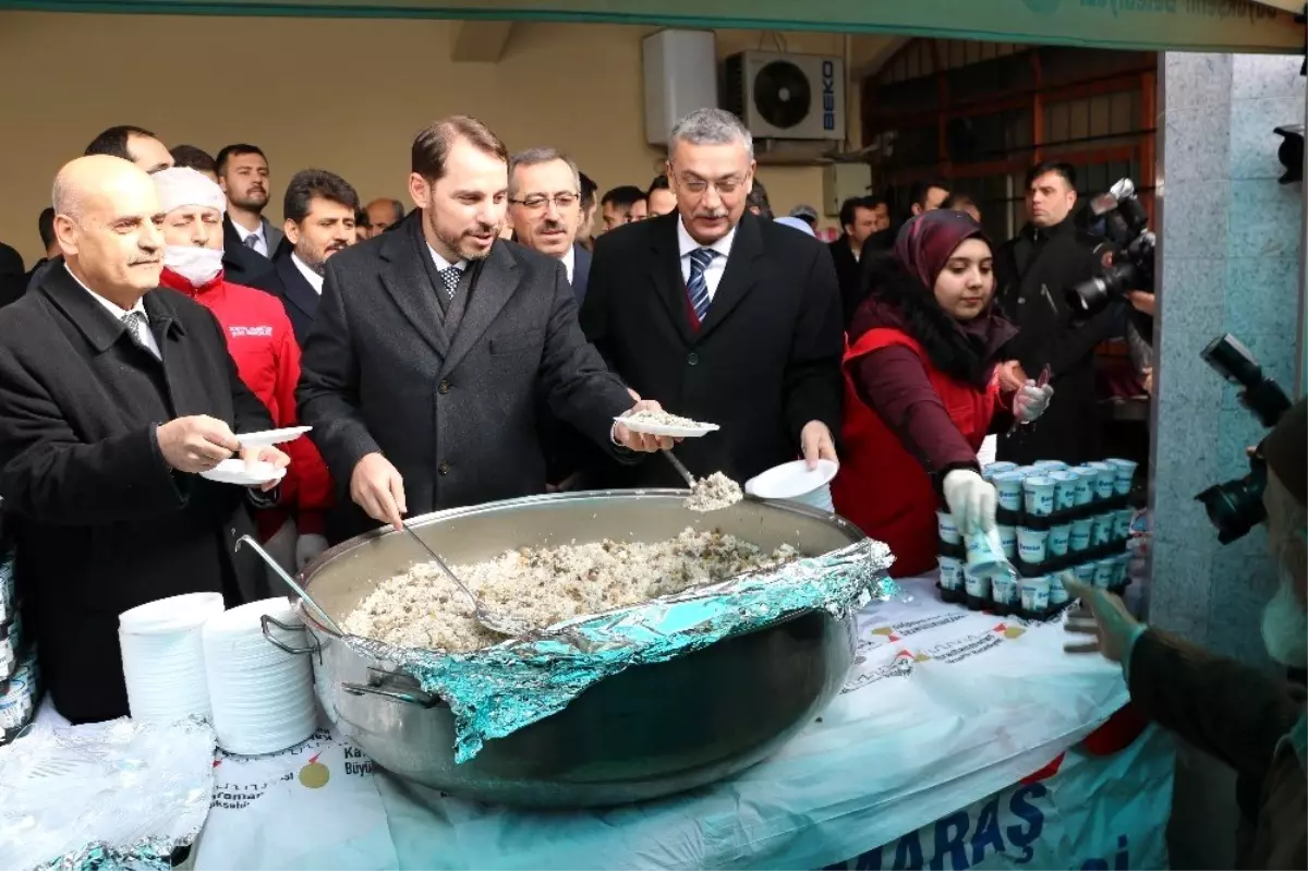 Bakan Albayrak etli pilav dağıttı