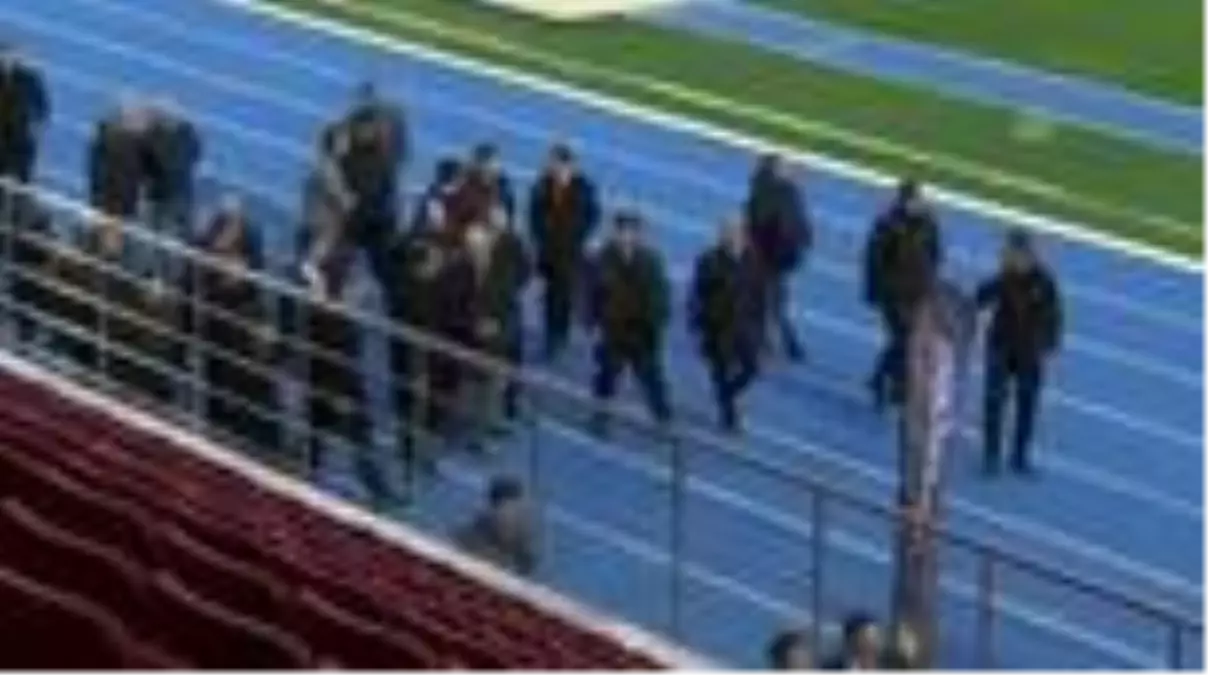 Bakan Kasapoğlu, yenilenen Burhan Felek Atletizm Stadı\'nda incelemelerde bulundu (1)
