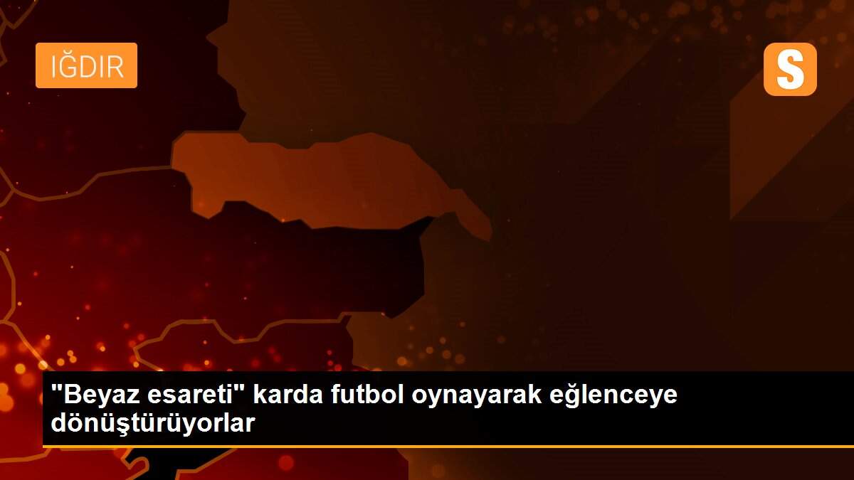 "Beyaz esareti" karda futbol oynayarak eğlenceye dönüştürüyorlar