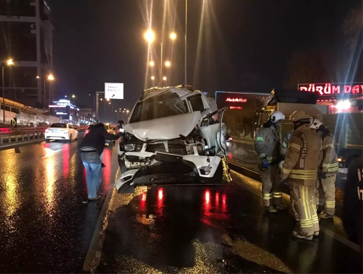 Beylikdüzü\'de E-5\'te trafik kazası: 2 yaralı