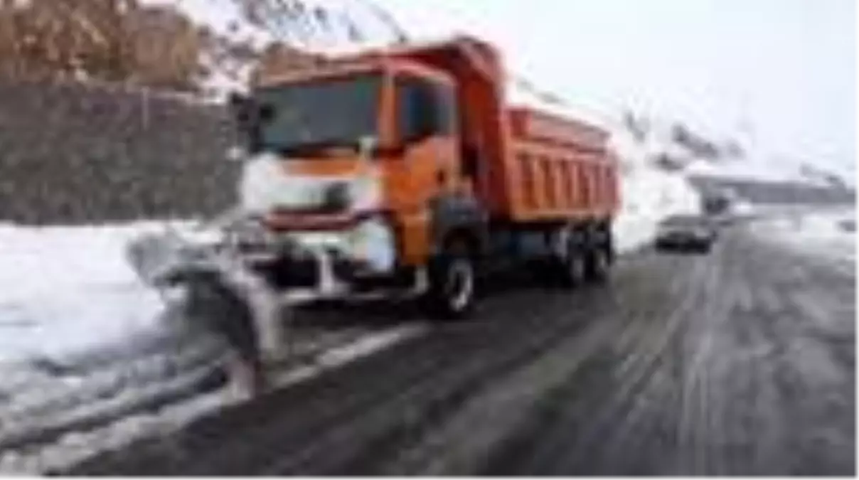 Bingöl-Erzurum kara yolu kar ve tipi nedeniyle ulaşıma kapandı