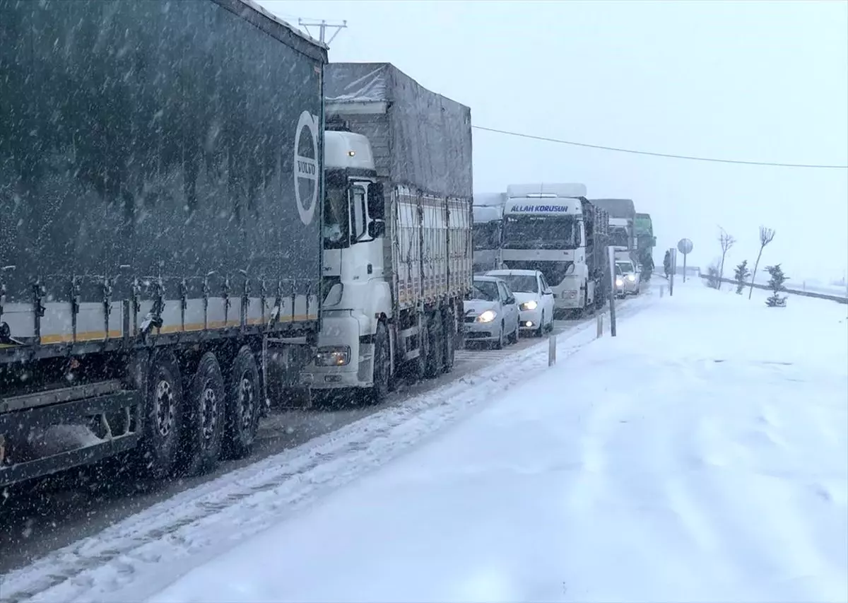 Burdur-Antalya kara yolunda trafik kontrollü sağlanıyor