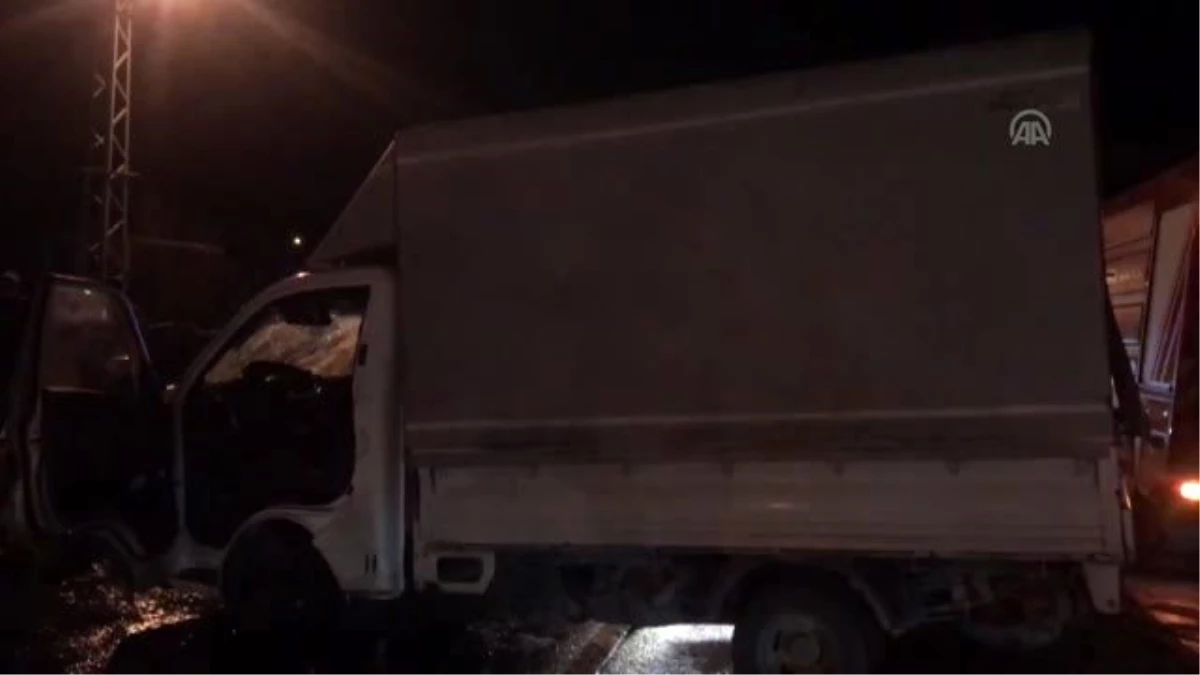 Büyükçekmece\'de kamyonetle minibüsün çarpışması sonucu 2 kişi yaralandı