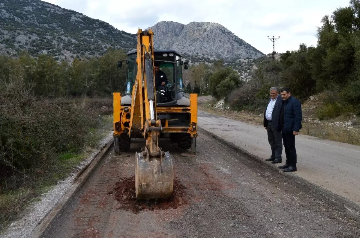 Büyükşehir Kırkgöz\'ün bozulan yollarını yeniliyor