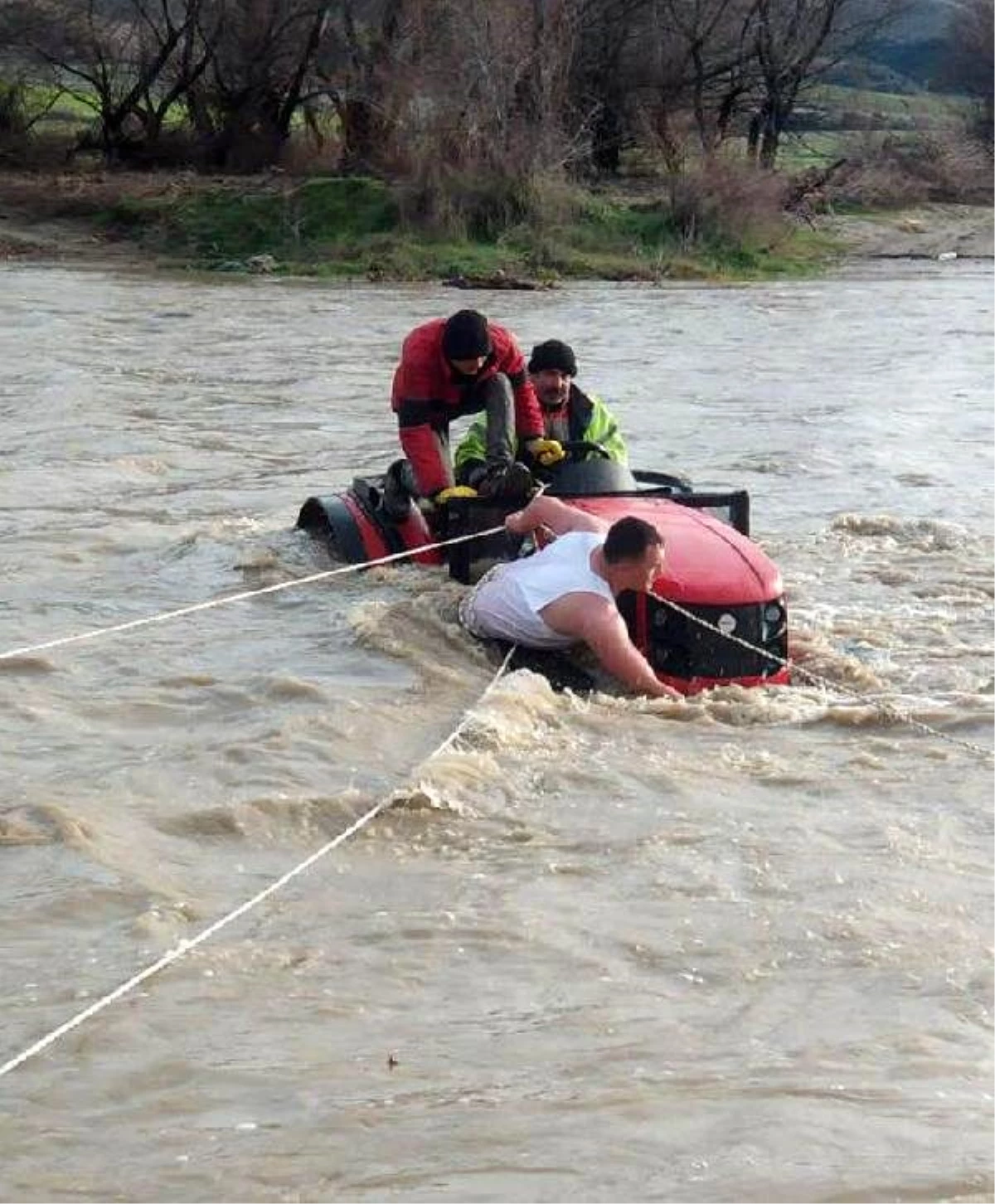 Çayda traktörle mahsur kalan 3 arkadaş, halatlarla çekilerek, kurtarıldı