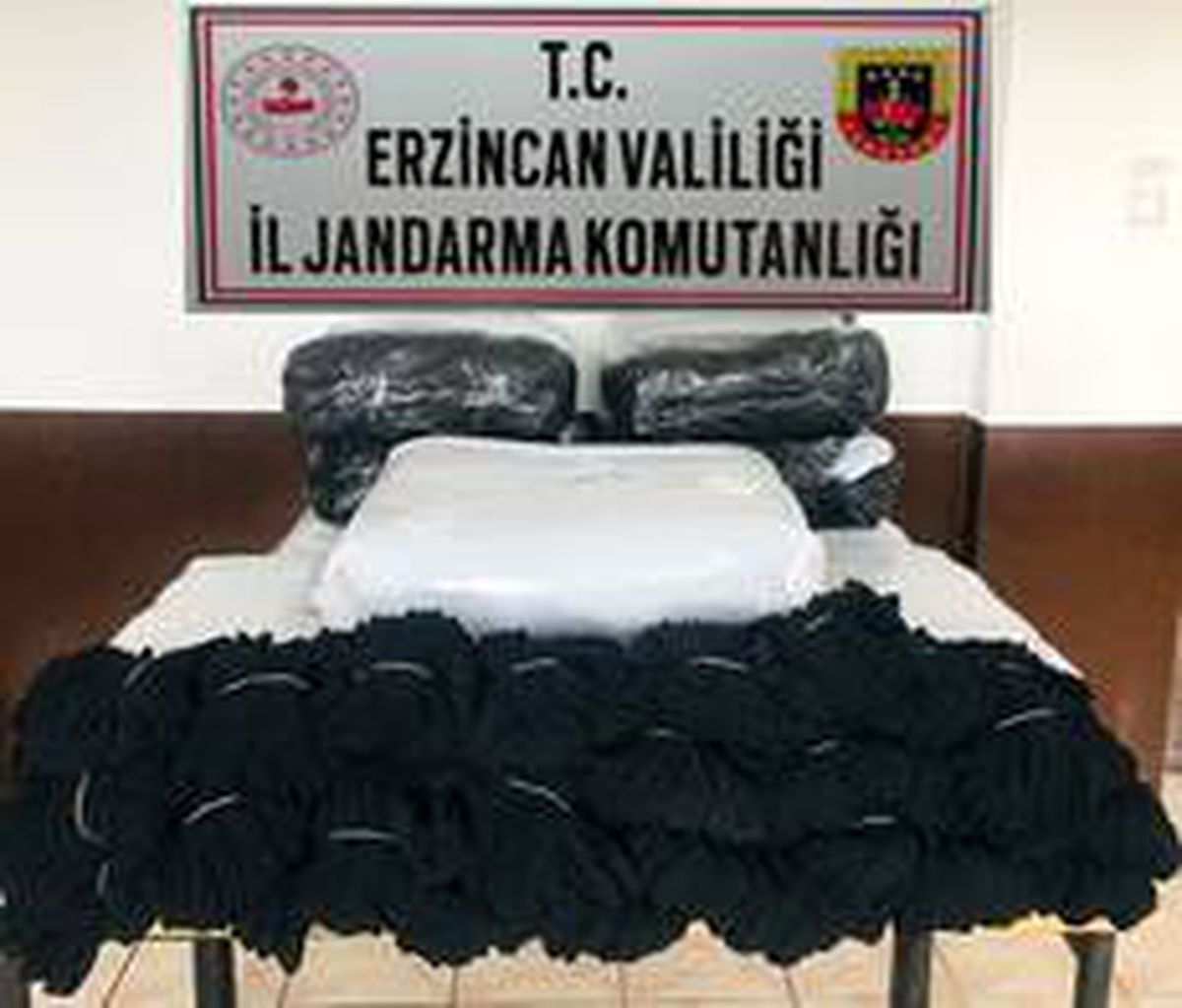 Erzincan\'da 12 bin çift gümrük kaçağı kadın çorabı ele geçirildi