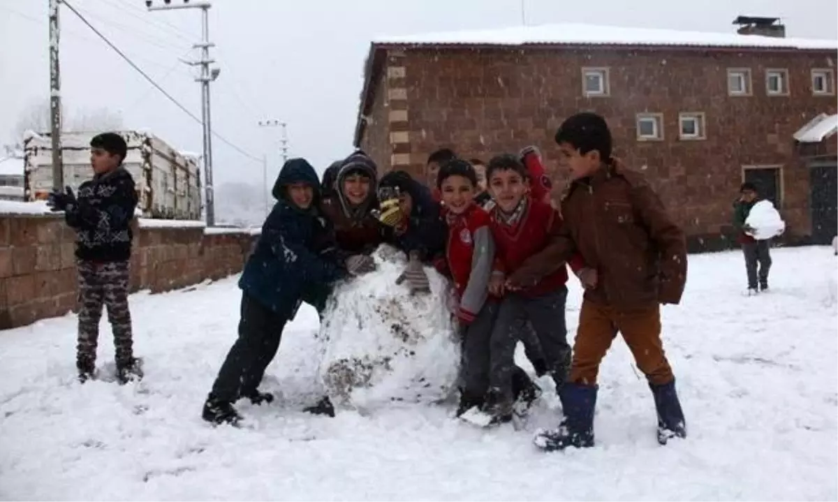 Erzincan Refahiye\'de taşımalı eğitime kar tatili