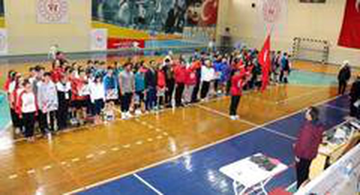 Gençler badminton grup müsabakaları Manisa\'da başladı