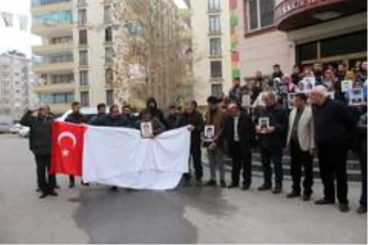 HDP önündeki aileler İdlib ve Van şehitleri için ellerinde kefen ve Türk bayrağıyla saygı duruşunda...