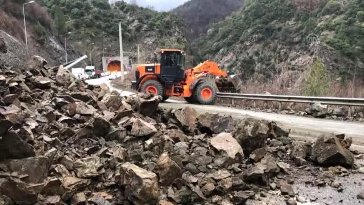 Heyelan kara yolunu kapattı