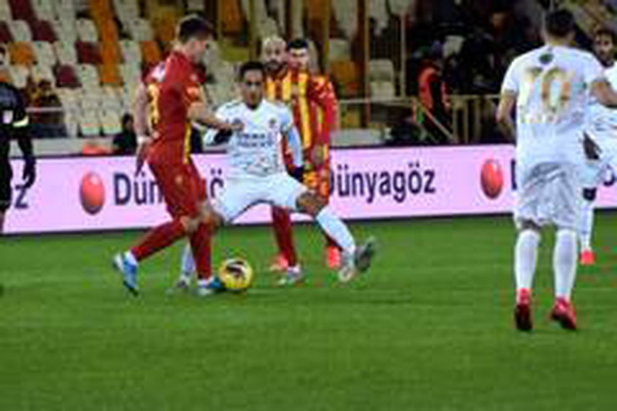 İlk yarı sessiz bitti