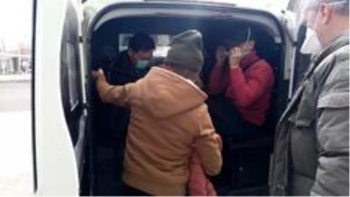 Kaçak göçmenleri donmak üzereyken polis kurtardı