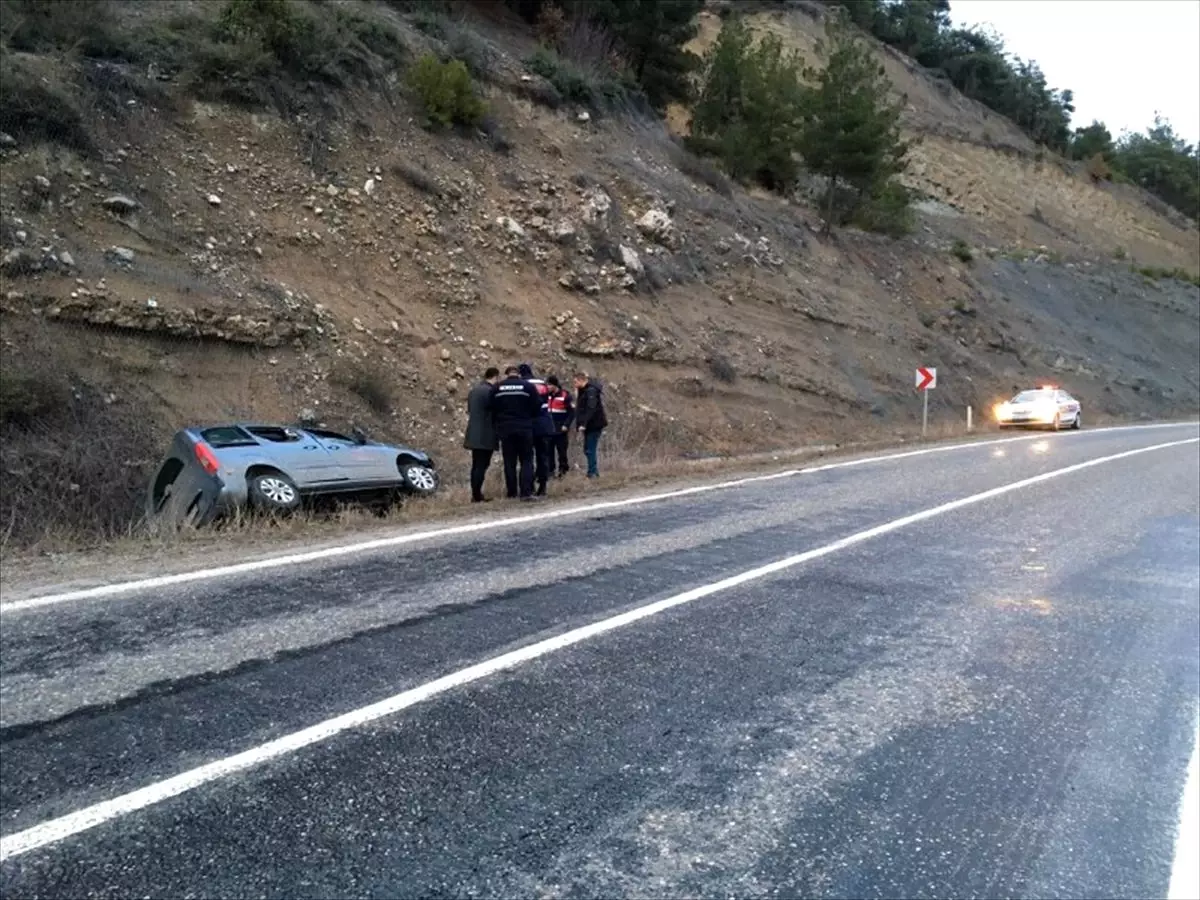 Karabük\'te şarampole devrilen otomobildeki 2 kişi yaralandı