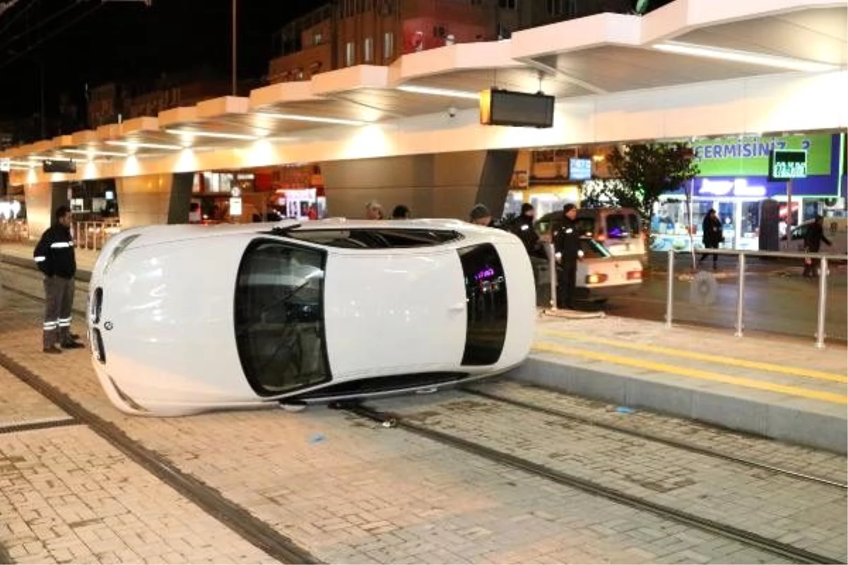 Kontrolden çıkan otomobil, tramvay durağında bekleyen yolcuya çarptı