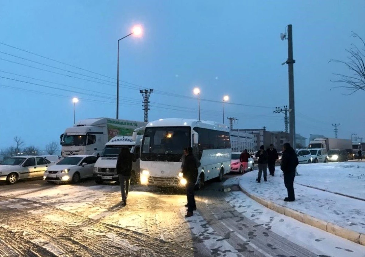 Konya\'da kar yağışı ulaşımı olumsuz etkiliyor