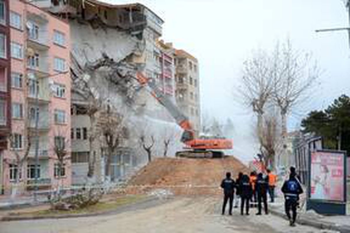 Malatya\'da ağır hasarlı bina kontrollü şekilde yıkılıyor