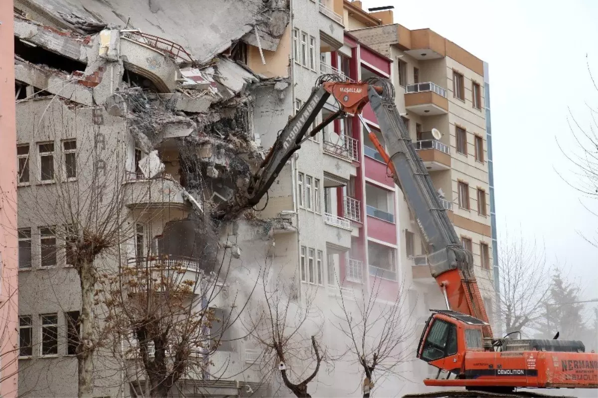 Malatya\'da riskli binalar yıkılmaya devam ediyor