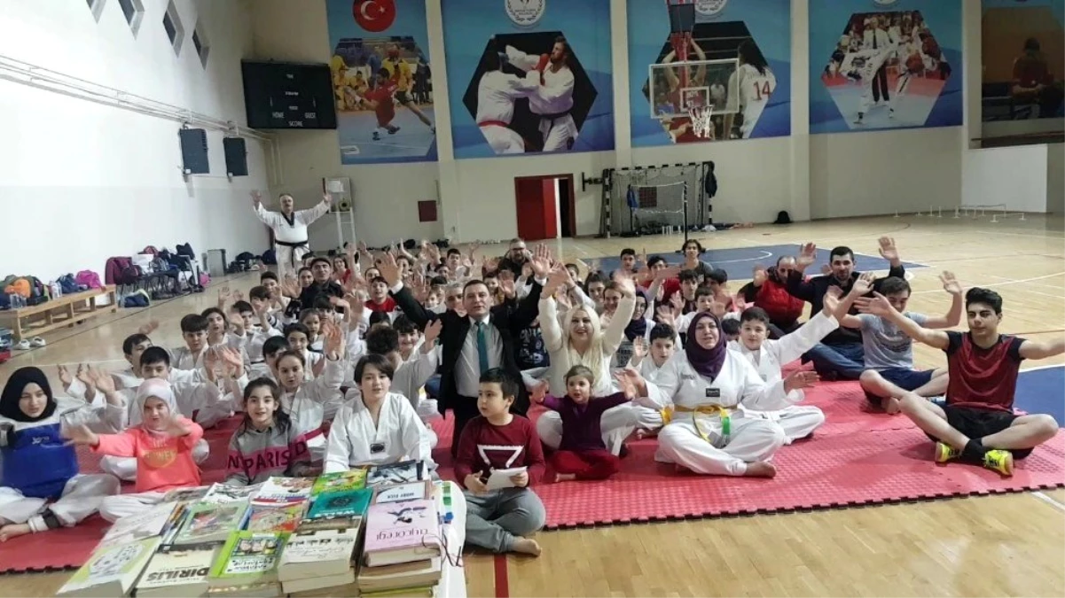 Okudukları kitapları Nusaybin\'deki Misak-ı Milli Ortaokulu öğrencilerine gönderdiler