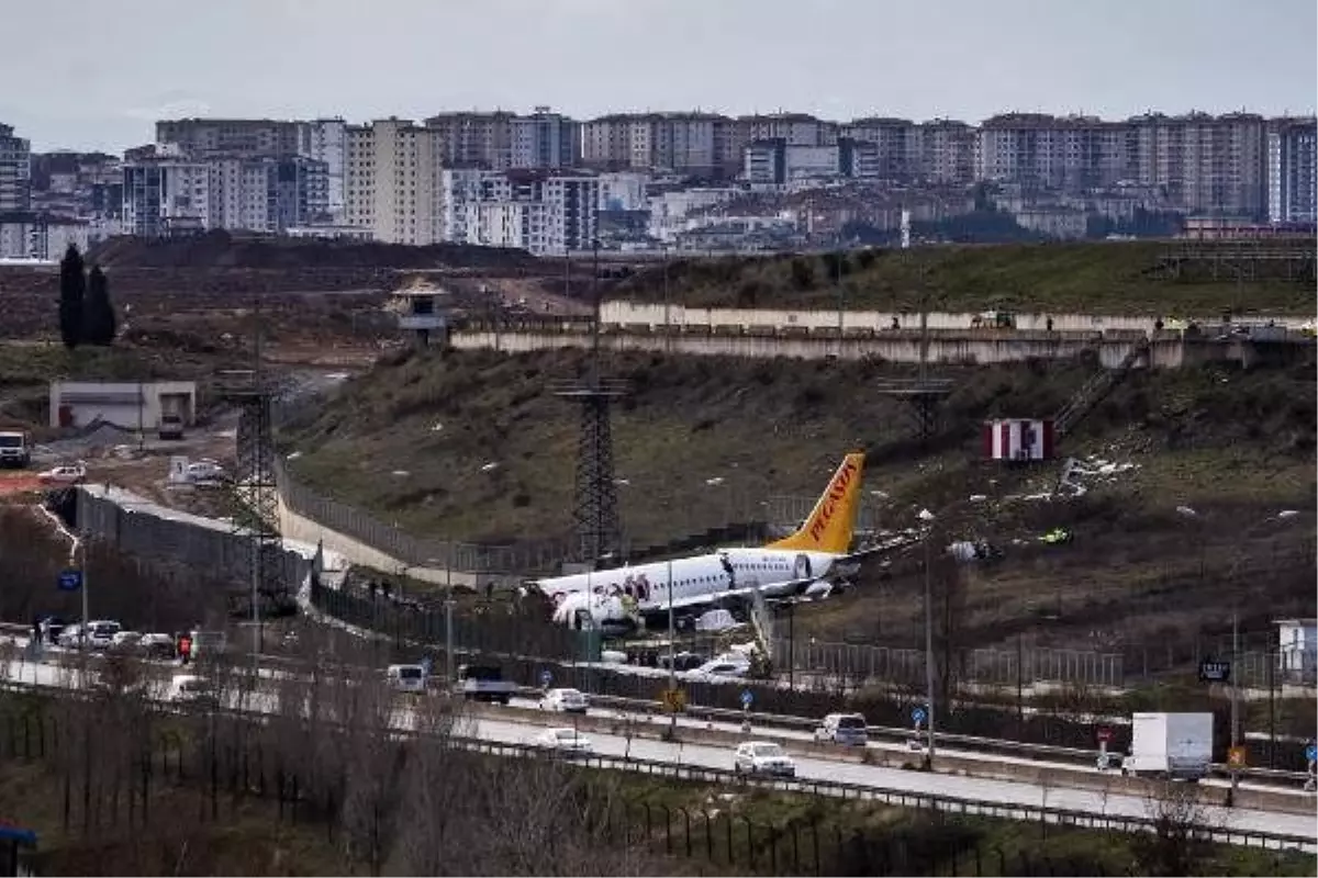 Pistten çıkan uçağın enkazının kaldırılması bekleniyor