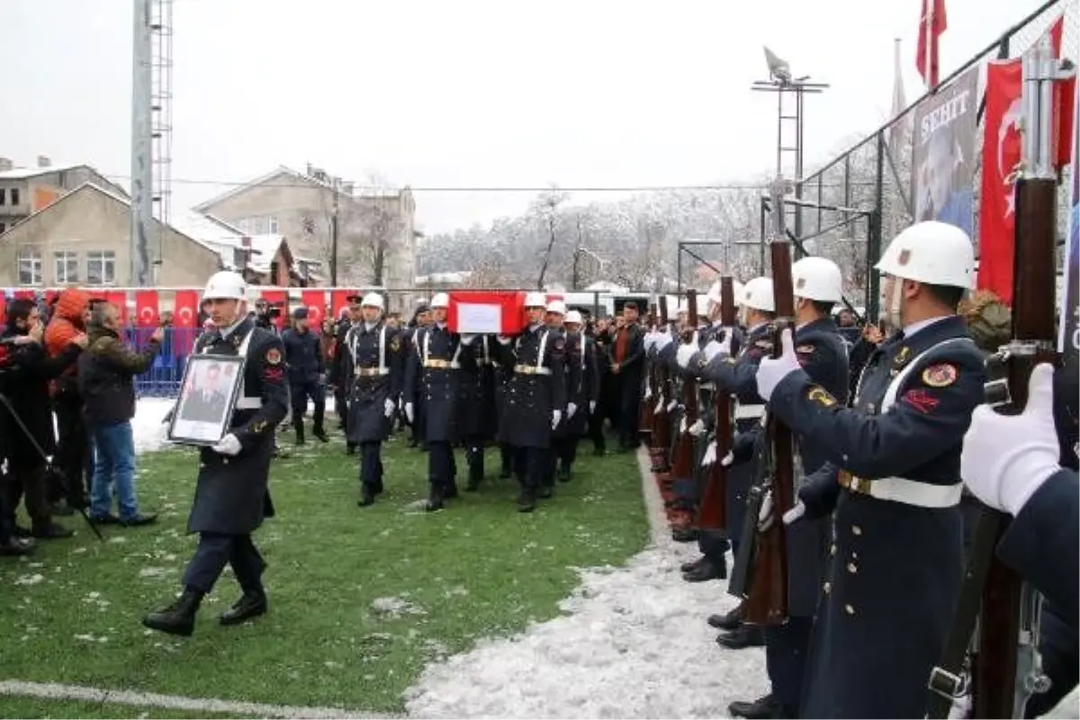 Şehit oğullarını Türk bayrağıyla uğurladılar