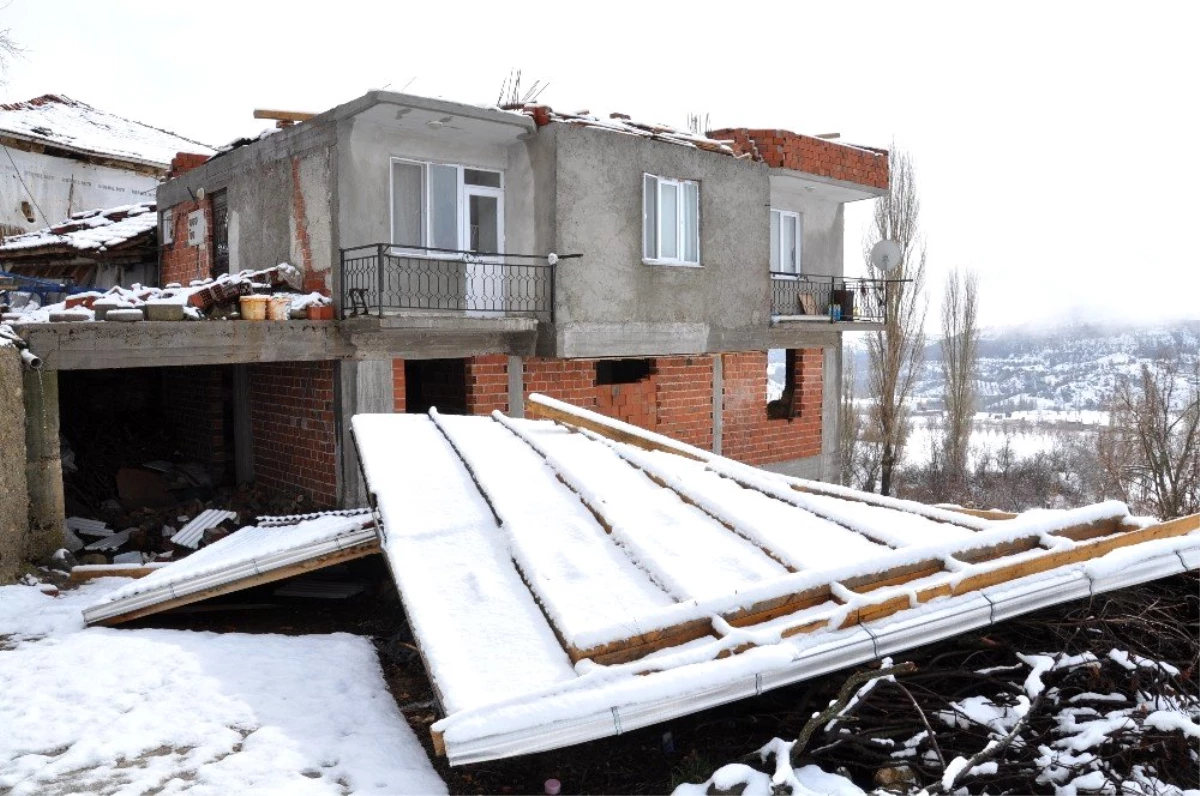 Simav\'da şiddetli rüzgar çatıları uçurdu