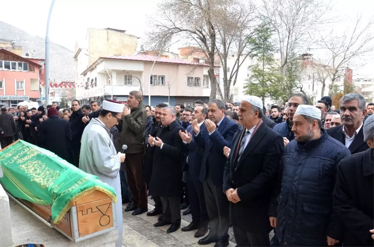 Sinop Valisi Şakalar\'dan annesine son görev