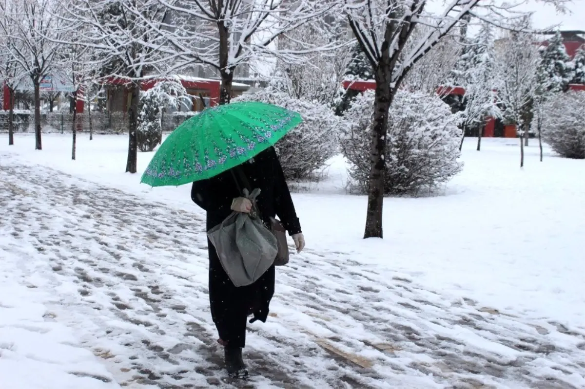 Uşak kent merkezine mevsimin ilk karı yağdı