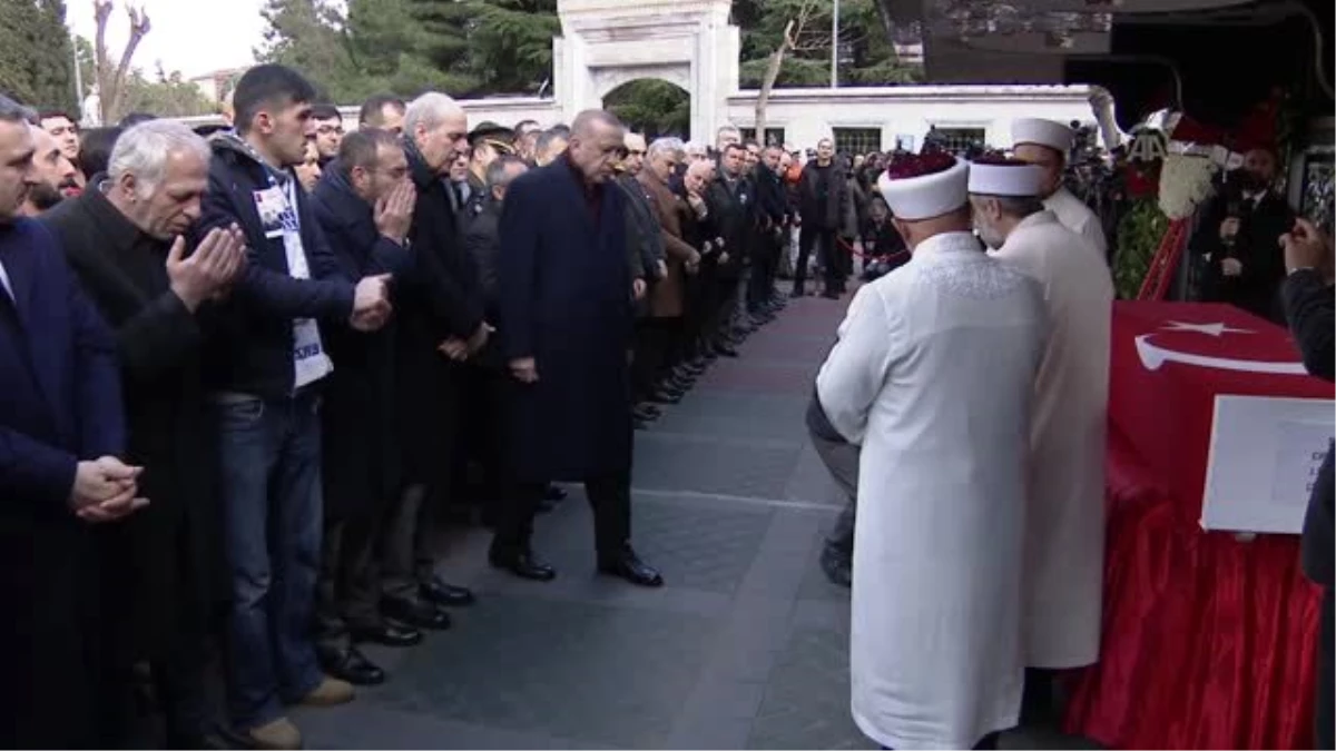Van\'da çığ düşmesi sonucu şehit olan Jandarma Uzman Onbaşı Cihat Erat\'ın cenaze töreni (2)